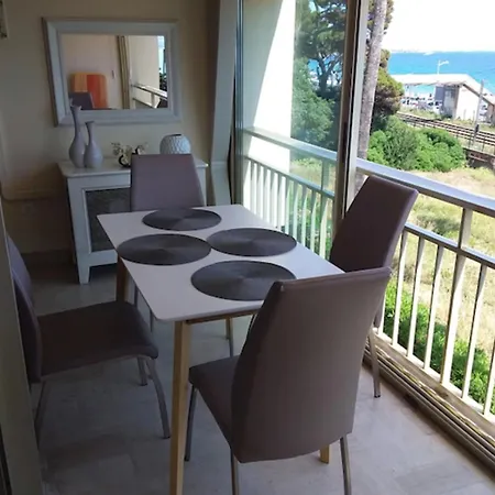 Cozy Cocoon With Balcony Close To The Sea كان