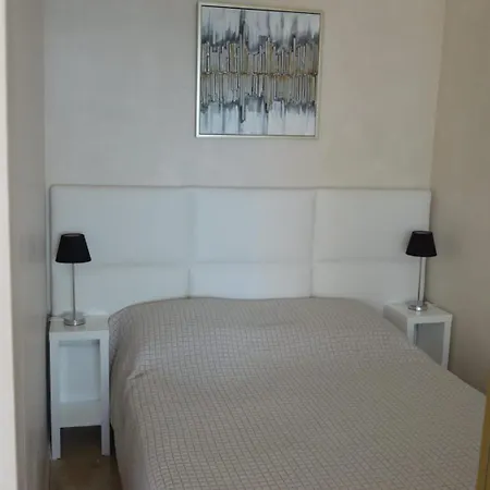 Apartment Cozy Cocoon With Balcony Close To The Sea