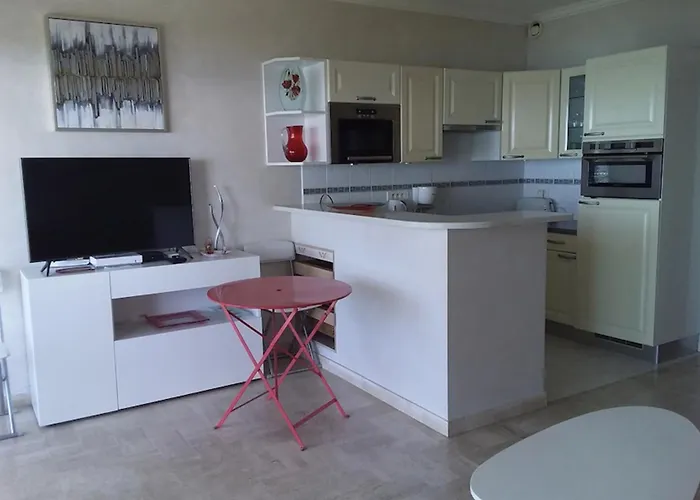 Cozy Cocoon With Balcony Close To The Sea *